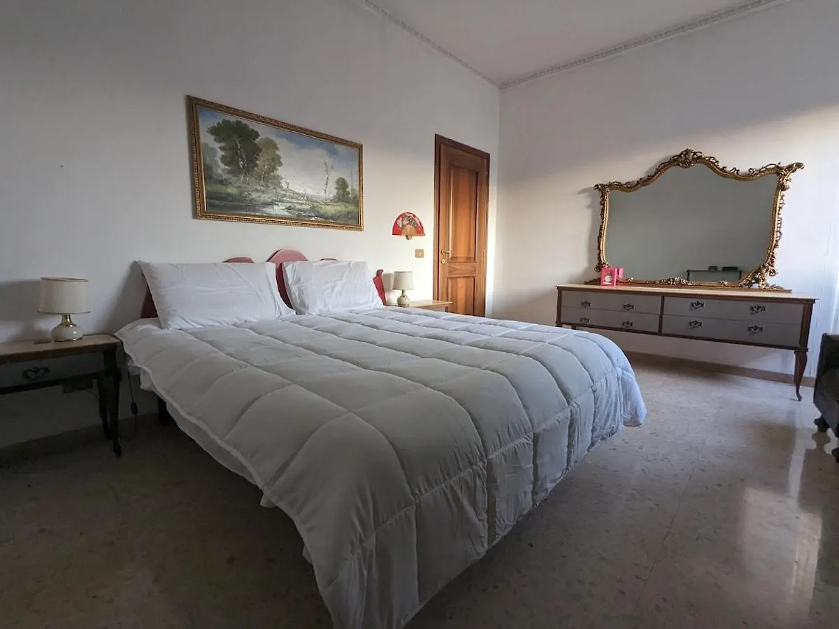 Spacious Apartment In City Centre Řím